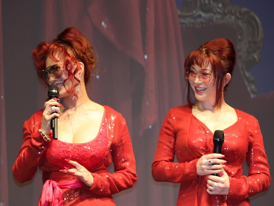 叶姉妹が似合いそうなイス 恭子？ 美香？ デザイナー家具 ディスプレイ